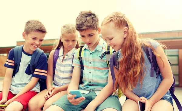 Elementary school students with smartphones — Stock Photo, Image