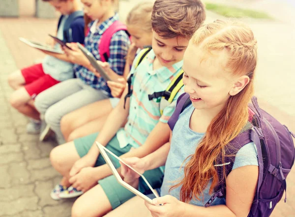 Groep van gelukkig basisschool leerlingen praten — Stockfoto