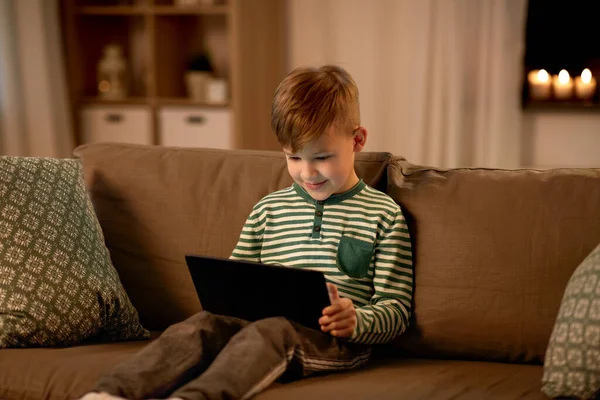 Menino feliz com tablet computador em casa — Fotografia de Stock