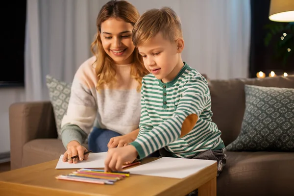 Madre e figlio con matite che disegnano a casa — Foto Stock