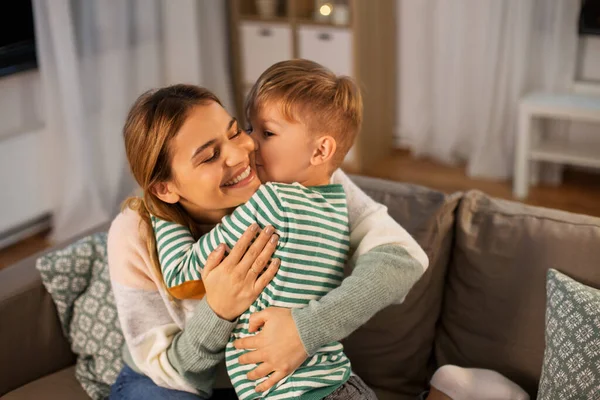 Šťastná matka a syn objímání a líbání doma — Stock fotografie