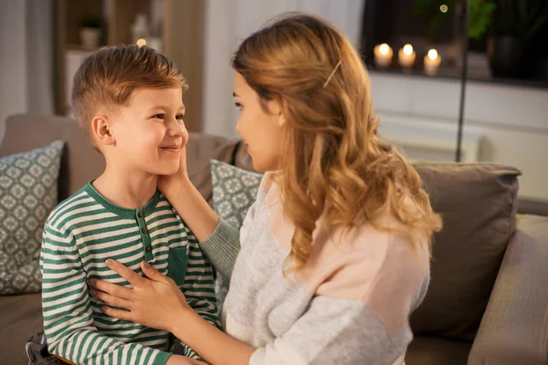 Feliz madre sonriente hablando con su hijo en casa — Foto de Stock