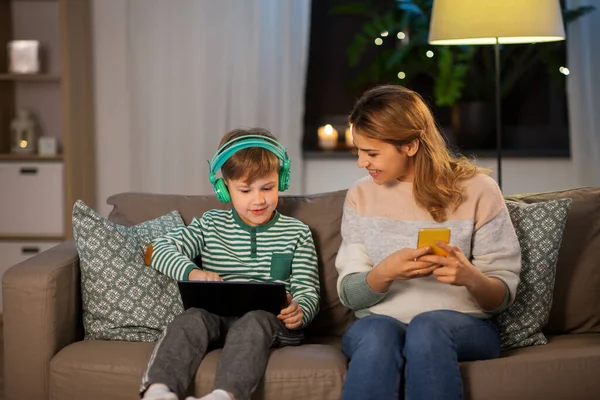 Mãe e filho usando gadgets em casa — Fotografia de Stock