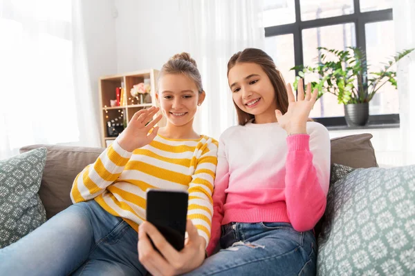 Meninas felizes levando selfie com smartphone em casa — Fotografia de Stock