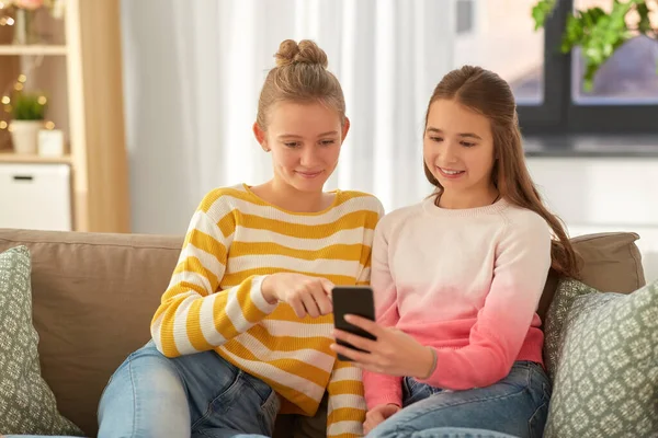 Meninas adolescentes felizes com smartphone em casa — Fotografia de Stock