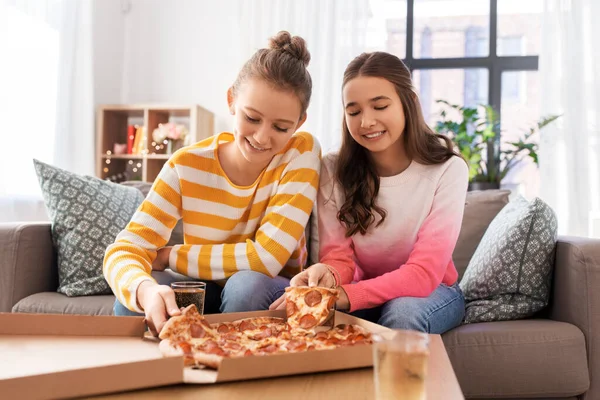 Boldog tizenéves lányok eszik elvitelre pizza otthon — Stock Fotó