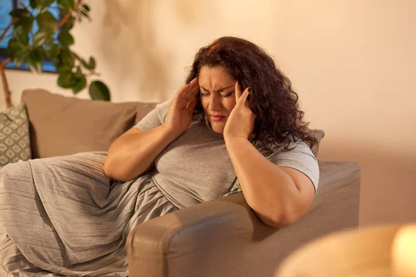 Žena trpí bolestí hlavy doma — Stock fotografie