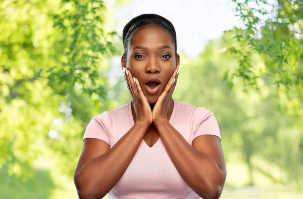 Chocado afro-americano mulher com boca aberta — Fotografia de Stock