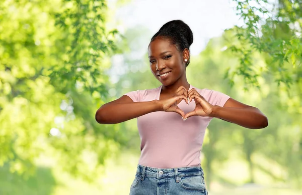 Africká americká žena a ruka srdce gesto — Stock fotografie