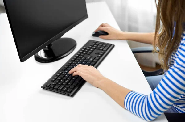 Close up of teenage girl with computer at home — Stockfoto