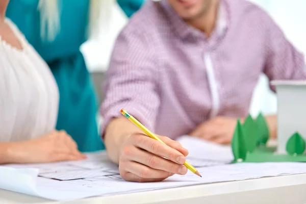 Proyecto creativo de team building en la oficina —  Fotos de Stock