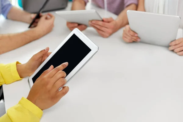 Groep van middelbare scholieren met tablet pc — Stockfoto