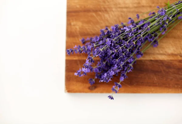 Ramo de flores de lavanda en tablero de madera —  Fotos de Stock