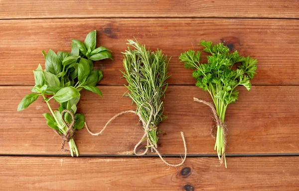Verdes, especiarias ou ervas medicinais em tábuas de madeira — Fotografia de Stock