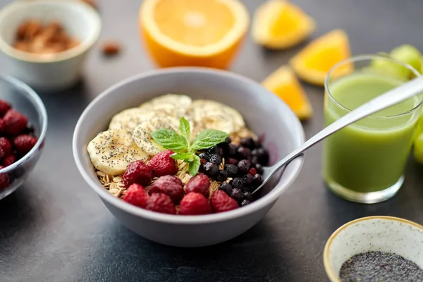 Petit déjeuner aux céréales avec baies, banane et cuillère — Photo