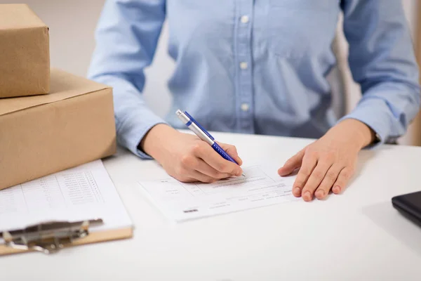 Gros plan de la femme remplissant le formulaire postal au bureau — Photo