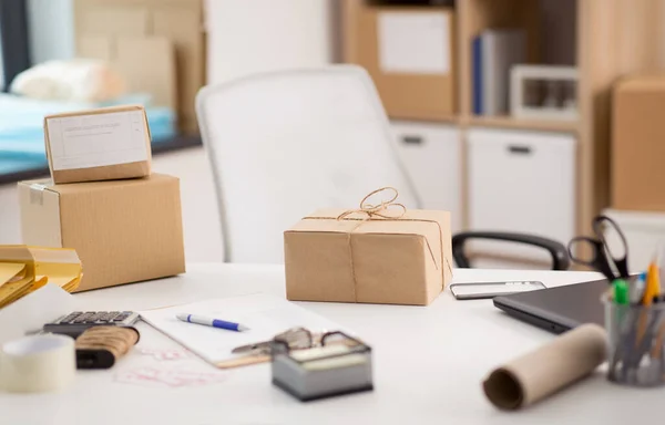 Boîtes de colis et d'emballage au bureau de poste — Photo