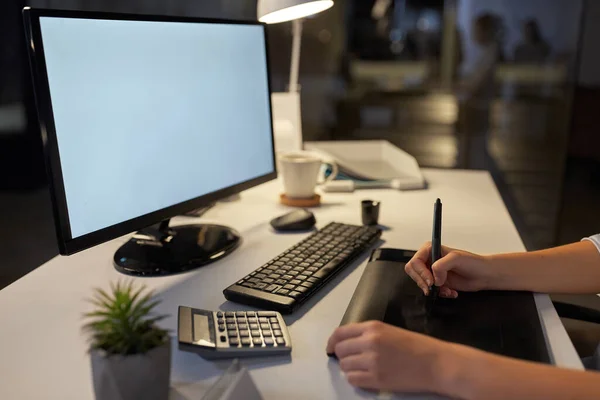 Designer cu calculator și stilou tabletă la birou — Fotografie, imagine de stoc