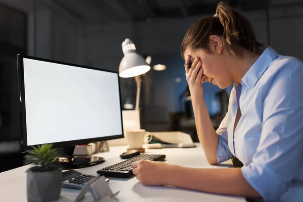 Femeie de afaceri tristă cu computer la birou de noapte — Fotografie, imagine de stoc