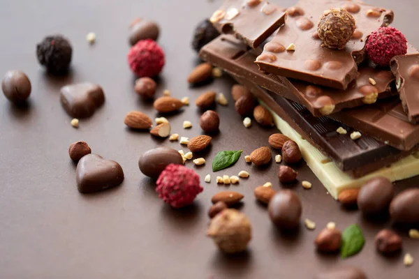 Menutup dari coklat yang berbeda, permen dan kacang-kacangan — Stok Foto
