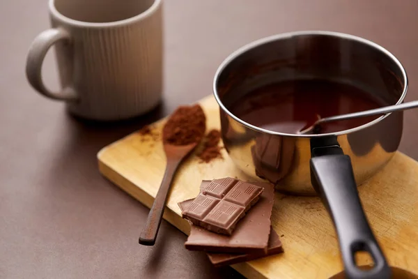 Panci dengan coklat panas, cangkir dan bubuk kakao — Stok Foto