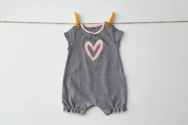 Body suit för baby flicka hängande på rep med stift — Stockfoto