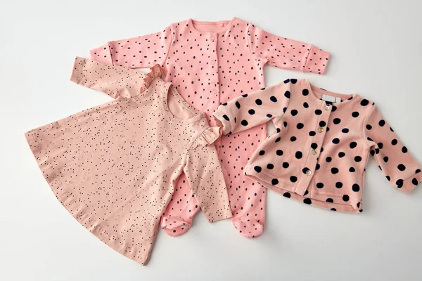 Roupas rosa para bebê menina no fundo branco — Fotografia de Stock