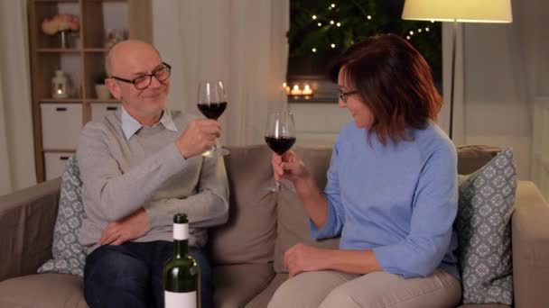 Feliz pareja mayor con copas de vino tinto — Vídeos de Stock