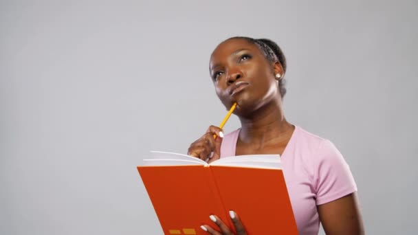 Mulher afro-americana com caderno — Vídeo de Stock