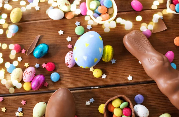 巧克力蛋、复活节兔子和木糖 — 图库照片