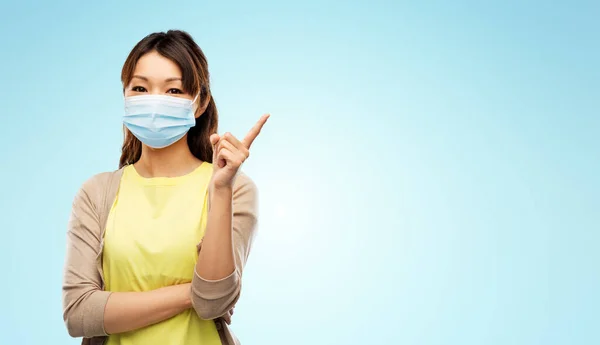 Aziatische jonge vrouw in beschermende medische masker — Stockfoto
