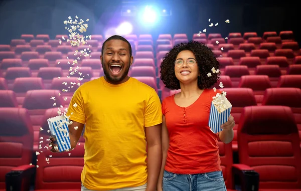 Amigos felices viendo películas en el teatro — Foto de Stock