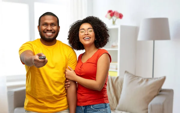 Africano casal americano com tv controle remoto — Fotografia de Stock