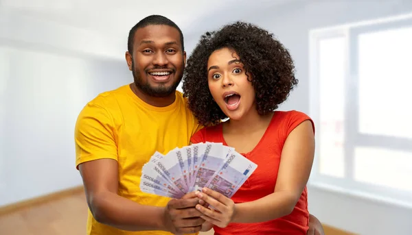 African american couple with money at new home — Stock fotografie