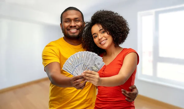 African american couple with money at new home — Stock fotografie