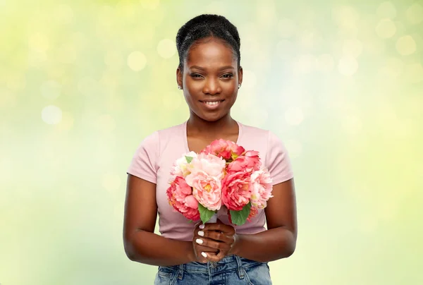 Ευτυχισμένος αφρικανική αμερικανική γυναίκα με μπουκέτο λουλούδια — Φωτογραφία Αρχείου