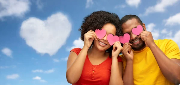 Boldog afro-amerikai pár szívvel Jogdíjmentes Stock Fotók