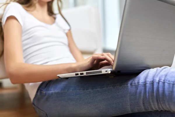 Tonårsstudent flicka med bärbar dator och böcker hemma — Stockfoto
