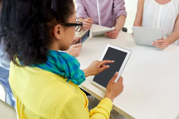 Grupo de alunos do ensino médio com tablet pc — Fotografia de Stock