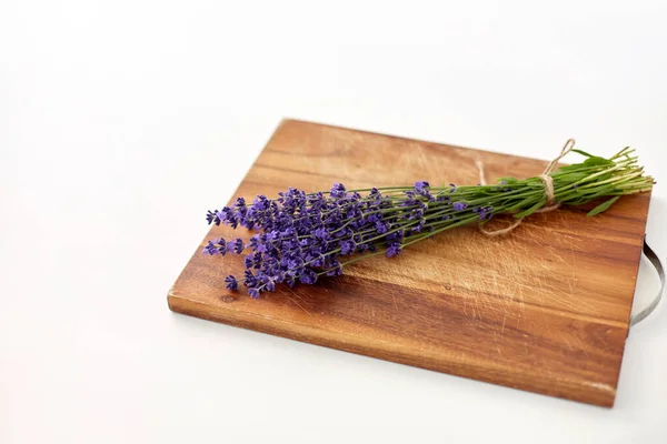Ein Bündel Lavendelblüten auf Holzbrett — Stockfoto