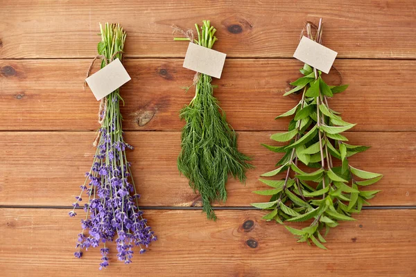 Lavendel, Dill und Pfefferminze auf Holzgrund — Stockfoto