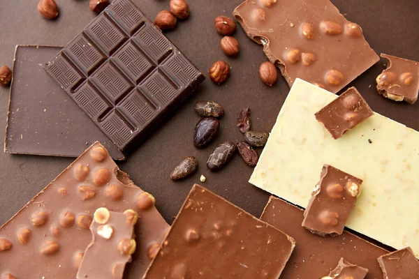 Coklat batangan dengan hazelnut dan biji kakao — Stok Foto