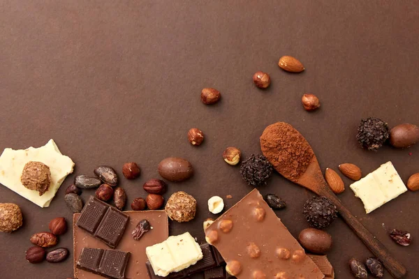 Coklat dengan kacang-kacangan, biji coklat dan bubuk — Stok Foto