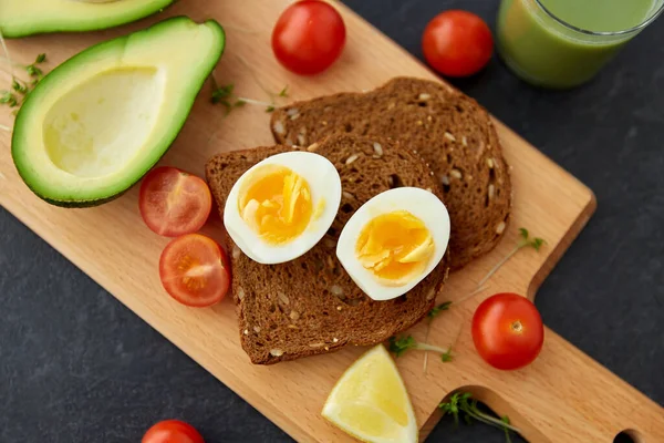 Toast bread with eggs, cherry tomatoes and avocado 스톡 사진