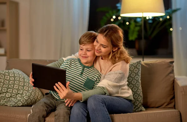 Mãe e filho usando tablet em casa — Fotografia de Stock