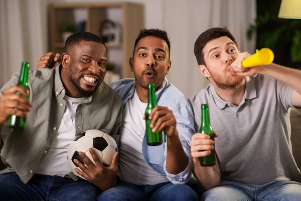 Freunde oder Fußballfans mit Ball und Bier zu Hause — Stockfoto