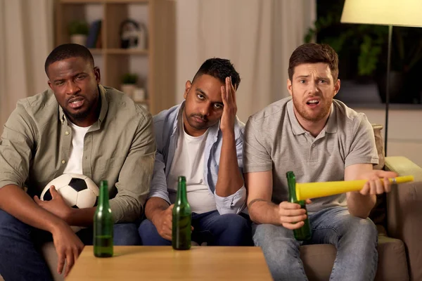 Amigos masculinos tristes ou fãs de futebol com cerveja em casa — Fotografia de Stock