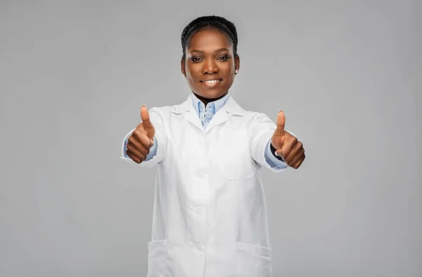 Afrikanisch-amerikanische Ärztin zeigt Daumen hoch — Stockfoto