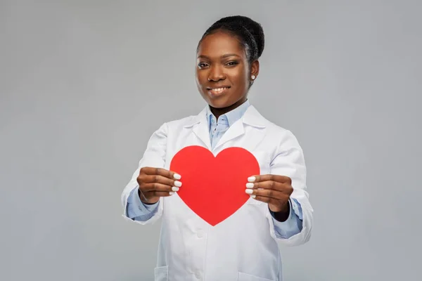 Afrikanisch-amerikanische Ärztin mit rotem Herzen — Stockfoto