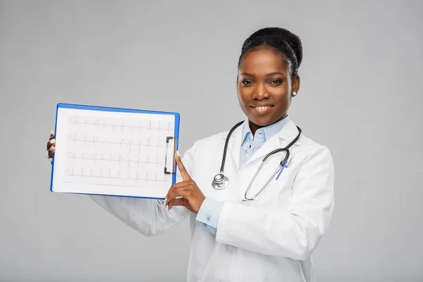 Afrikaans amerikaanse vrouwelijke arts met cardiogram — Stockfoto